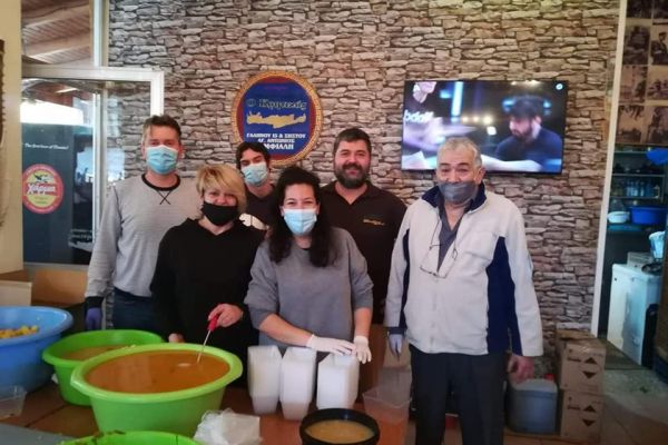 Στην ταβέρνα «Ο Κρητικός»